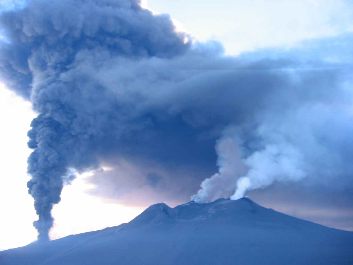 Picture of plumes from the 2002-2003 eruption of Mt. Etna (Italy): courtesy of INGV (Sezione di Catania)