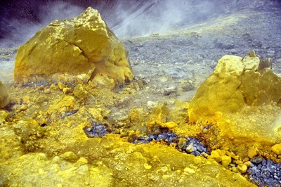 Vulcano_sulfur_400